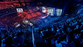 电竞选手职业生涯：从比赛失利到冠军梦想的训练坚持之路